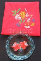 Apró bolha tétel: Kézi hímzésű terítő 92x92cm, szép üvegtál úszógyertyákkal