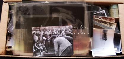 Egy doboz vegyes fotó tétel nyomdai előhívó filmekkel