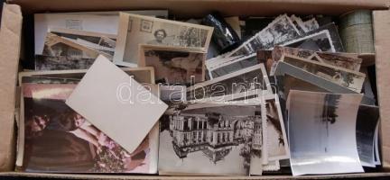 Egy doboz vegyes fotó tétel nyomdai előhívó filmekkel