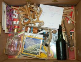 Nagy bolhapiac tétel: műsoros DVD-k, szélhárfa, régi sörös üveg, barkács kellékek, képeslapok, likőrös üveg, stb.