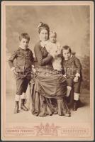 Anyát gyermekével ábrázoló keményhátú fotó Kozmata Ferenc műterméből 11x17cm