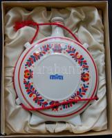 Népi motívumokkal díszített jelzett Hollóházi porcelán kulacs díszdobozban 22cm magas