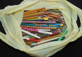 Vegyes bolhapiac tétel: régi tűzőgép, irattartó, diktafon, mobiltöltő, színes ceruzák, régi táskaírógép