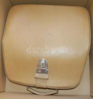 Vegyes bolhapiac tétel: régi tűzőgép, irattartó, diktafon, mobiltöltő, színes ceruzák, régi táskaíró...