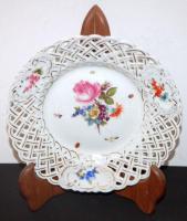 ~1920 Kézzel festett és aranyozott, sorszámozott PBS-mintás, áttört jelzett Herendi porcelán tál hibátlan állapotban fa tartóval / Handpainted and golded numbered pierced Herendi chinaware bowl in flawless condition with wooden stand d: 21cm