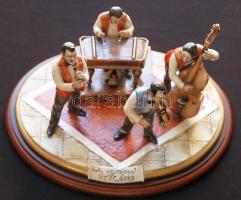 Cigányprímás részére készült egyedi magyar cigányzenekart ábrázoló kézzel festett finoman kidolgozott porcelán figura jelzés nélkül (apró hibával) / Hand-painted porcelain figural composition of a gypsy band dedicated to a gypsy virtuoso (with small fault) 29x17cm