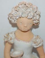 Győrbíró Enikő (1932-1999) keramikus által készített kerámia hölgy figura hibátlan állapotban /
Cera...