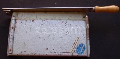 2db régi vágógép (az egyik hibás, hiányzik egy lába) 30x25x9cm, 25x15x6cm