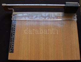 2db régi vágógép (az egyik hibás, hiányzik egy lába) 30x25x9cm, 25x15x6cm