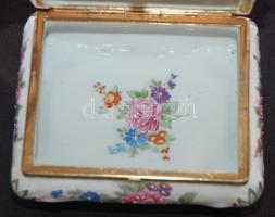 Apró virágokkal díszített dekoratív porcelán ékszeres doboz jelzés nélkül /
Chinaware jewelry box wi...