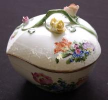 Kézzel festett, sorszámozott, levél formájú, rózsás, jelzett Herendi porcelán bonbonier apró hibával...