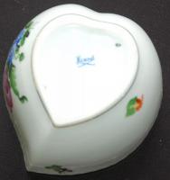Kézzel festett, sorszámozott, levél formájú, rózsás, jelzett Herendi porcelán bonbonier apró hibával...
