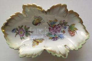 Kézzel festett sorszámozott Viktória-mintás levél formájú jelzett Herendi porcelán tálka /
Handpaint...