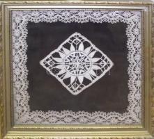 Halasi csipkekép üvegezett keretben 36x35cm