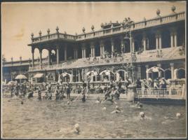 cca 1930 A Széchenyi- és a Gellért-fürdőről készült 2 db nagyméretű mozgalmas kép 23x17 cm