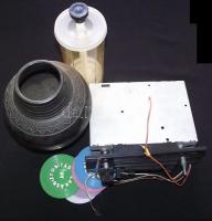 Nagy vegyes bolhapiac tétel benne kerámiák, régi autórádió egyéb