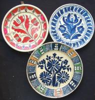 Kerámia tétel: korondi és egyéb fali tányérok, porcelánok is