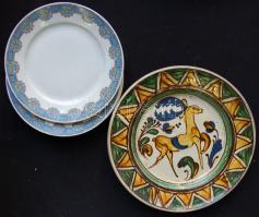 Kerámia tétel: korondi és egyéb fali tányérok, porcelánok is