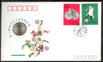 Kína 1991. 1Y "Női labdarúgó VB - játékos" érmés borítékon alkalmi bélyegzős bélyegpárral, hátoldali ismertetővel T:1 China 1991. 1 Yuan "FIFA World Championships for Women's football" coin letter with stamps and information C:Unc