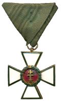 1922-1935. "Magyar Érdemkereszt IV. Osztálya" Br kitüntetés zöld szalaggal T:2- (a középső részen a zománc sérült) Hungary 1922-1935. "The Hungarian Cross of Merit forth Class" Br decoration with green ribbon C:VF (small enamel damage in the middle)