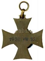 1932. "II. Osztályú Tiszti Szolgálati Jel" aranyozott Br kereszt szalag nélkül, hátlapon v...