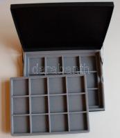 Éremtartó kazetta 1 kivehető tálcával, összesen 24 férőhellyel 50x50mm, újszerű állapotban!