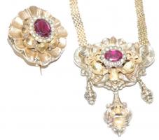 Antik ékszer-szett: 16K arany nyaklánc szép csiszolású rubint tartalmazó medállal. A rubin kő körül ...