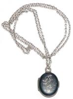 Antik ezüst nyaklánc apró fénykép tartására szolgáló gyász-medállal. A medálon 6 db apró gyönggyel. Br: 15g / Antique silver necklace with mourning-medal to contain small picture. Ornamented with 6 small pearls. Gr: 15g