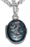 Antik ezüst nyaklánc apró fénykép tartására szolgáló gyász-medállal. A medálon 6 db apró gyönggyel. ...