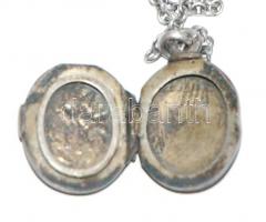 Antik ezüst nyaklánc apró fénykép tartására szolgáló gyász-medállal. A medálon 6 db apró gyönggyel. ...
