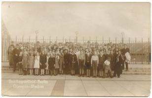 cca 1930 A berlini olimpiai stadion előtt készült csoportkép