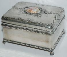 1867 utáni, a fedelén 900/1000 tisztaságú bécsi (dianás) hatósági jelzéssel ellátott, tűzzománc miniatúrával díszített ezüst (Ag) szelence a Folkusfalvásy Folkusházy család gravírozott nemesi címerével / Silver box with Viennese "Dianakopf" assay mark (900/1000 fineness) on its lid from after 1867, cover decorated with enamel miniature picture, and engraved coat of arms of Hungarian noble family Folkusfalvásy Folkusházy, 10x8x7cm 320gr