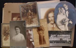 cca 1880-1930 18 db vegyes fotó, nagyrészt nagyobb méretűek, tablók, magyar művészek műtermeiből / Mixed photo lot