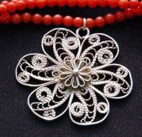 3 soros nemes korall nyaklánc ezüst (Ag) szerelékkel és ezüst (Ag) filigrán medállal /
Coral necklac...