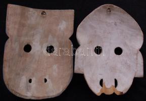 2db falra akasztható festett famaszk, az egyiken nem feltűnő sérüléssel /
Painted wooden masks, one ...