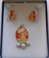 Szecessziós stílusú camea stílusú faragott bakelit medál tenyésztett gyöngyökkel és egy pár fülbeval...