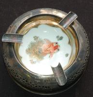 Áttört, figuratív díszítésű kis ezüst hamutál kézzel festett porcelán betéttel Vietnamból / Vietnamese decorative silver ashtray with hand painted porcelain container, d: 8,5, br: 72,4gr