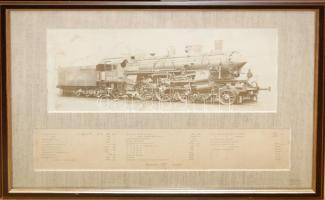 1908-ban épített gőzmozdonyt ábrázoló régi fotó a paraméterek részletes leírásával, üvegezett keretben / Photo of locomotive constructed in 1908 with description attached, framed 38x28,5cm