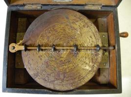 cca 1900 Symphonion német zenedoboz 5db hozzá tartozó fémlemezzel, Breveté S.G.D.G. szabadalommal el...