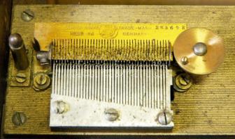 cca 1900 Symphonion német zenedoboz 5db hozzá tartozó fémlemezzel, Breveté S.G.D.G. szabadalommal el...