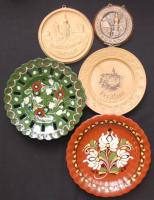 Hatalmas turista emlék tétel rengeteg kis faragott fakorsóval, kerámiákkal, stb