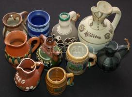 Hatalmas turista emlék tétel rengeteg kis faragott fakorsóval, kerámiákkal, stb