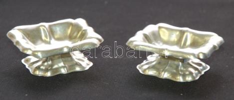 1854 Altwien ezüst (Ag) fűszertartó pár A.K. mesterjeggyel / A pair of Viennese silver spice holders signalled by A. K. 5,5x4,5x2cm, 18,1+17,8gr