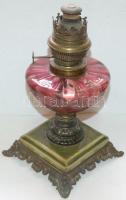 cca 1900 Bronz talapzaton álló réz petróleum lámpa növényi motívumokkal díszített, rózsaszín üvegű burával a Budapesti Lámpagyárból / Decorative vintage oil lamp 30x16x16cm