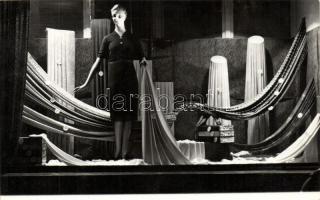 Mezőberény Első Fogyasztás és Értékesítési Szövetkezet, Ruházati osztály kirakata