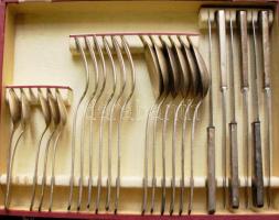 cca 1920 6 személyes art-deco ezüst étkészlet DAM jelzéssel, 1 kiskanál hiánnyal 1060g + kések. Eredeti táskában/ cca 1920 6 person art-deco silver cuttlery set. One teaspoon missing. Nett 1060g + knives in original box
