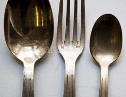 cca 1920 6 személyes art-deco ezüst étkészlet DAM jelzéssel, 1 kiskanál hiánnyal 1060g + kések. Ered...