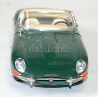 Bburago Jaguar E (1961) modellautó kinyitható ajtókkal és csomagtartóval, kisebb sérülések található...
