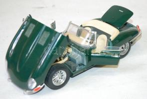 Bburago Jaguar E (1961) modellautó kinyitható ajtókkal és csomagtartóval, kisebb sérülések található...