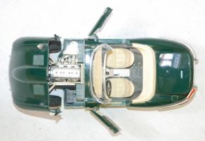 Bburago Jaguar E (1961) modellautó kinyitható ajtókkal és csomagtartóval, kisebb sérülések található...